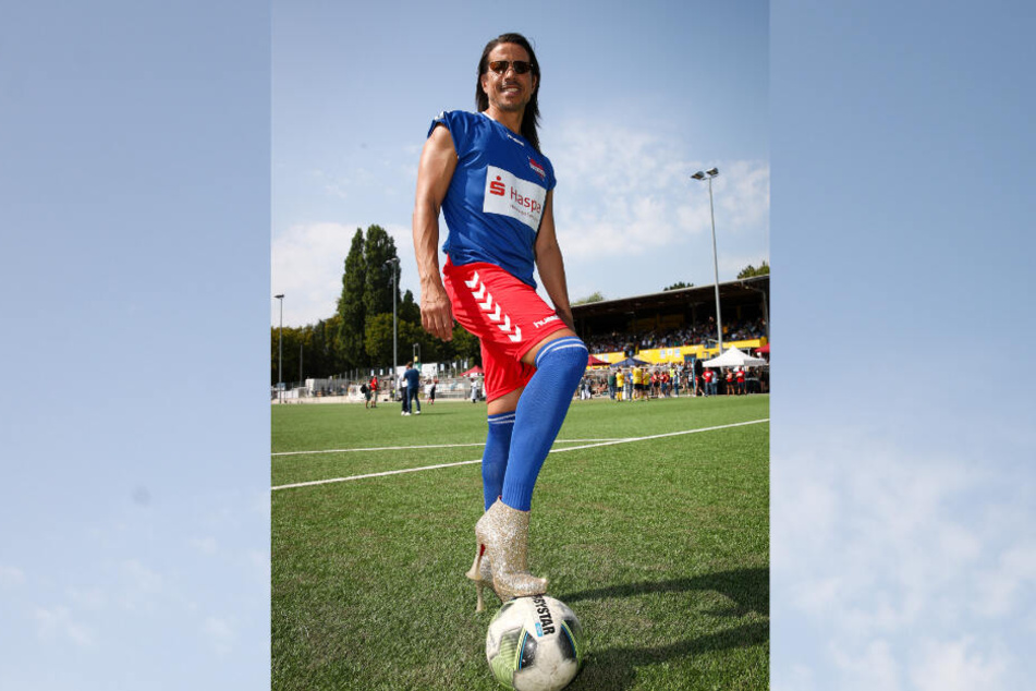 Jorge Gonzales, Choreograph und Model, trat bei "Kicken mit Herz" mit High Heels an.