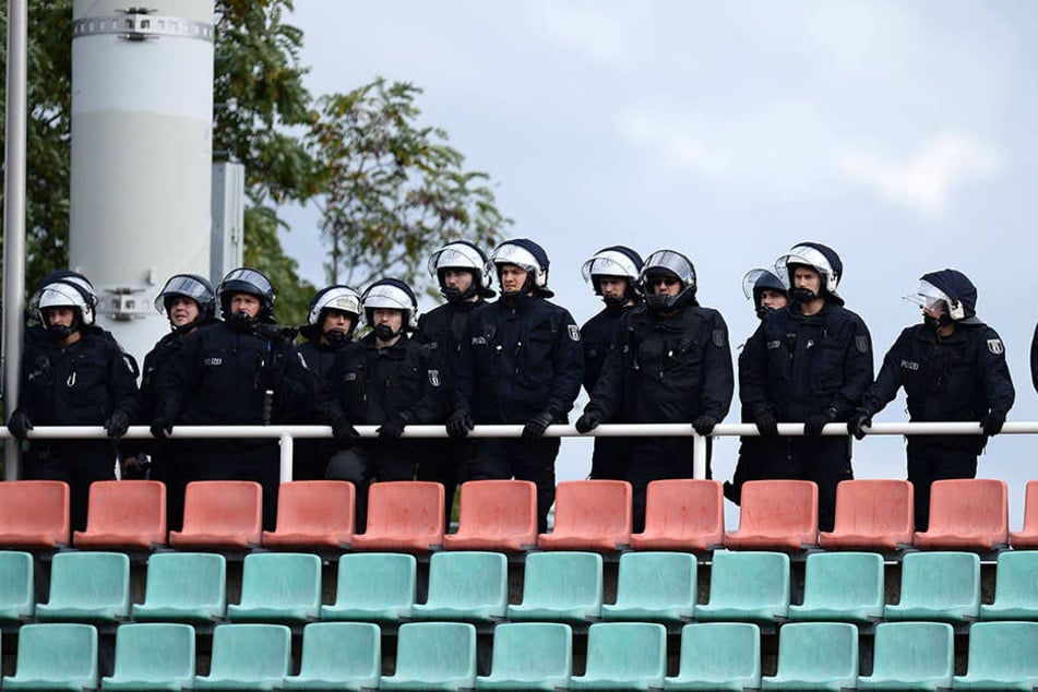 Bei Sicherheitsspielen muss die Polizei eine erhöhte Präsenz zeigen.
