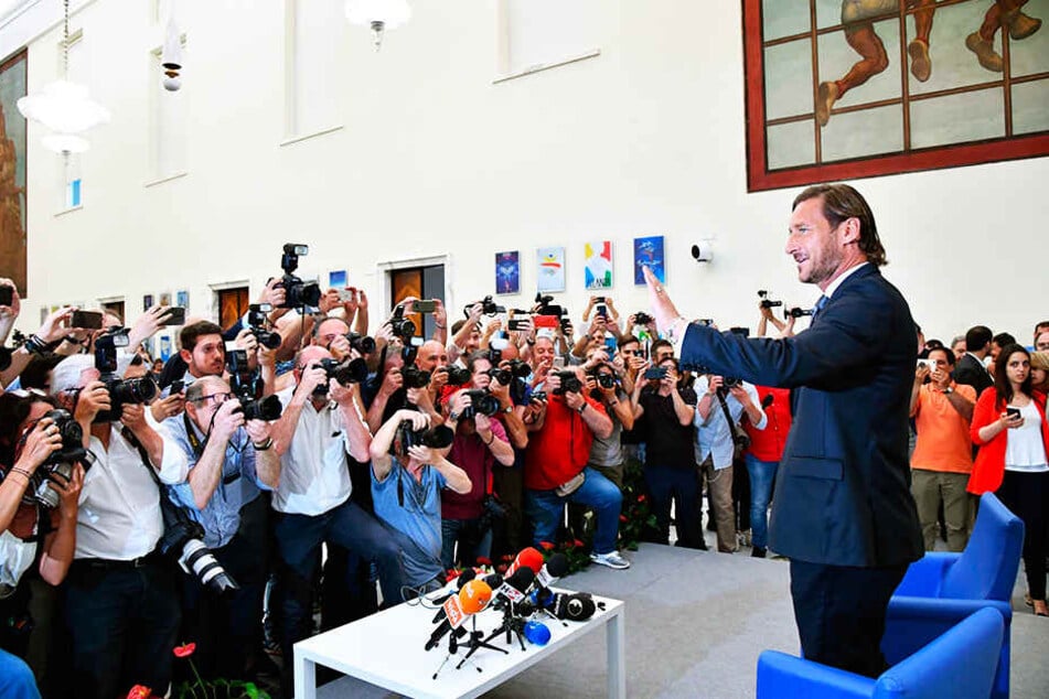 Volle Pressekonferenz: Francesco Totti erklärte seine Entscheidung den vielen anwesenden Medienvertretern.