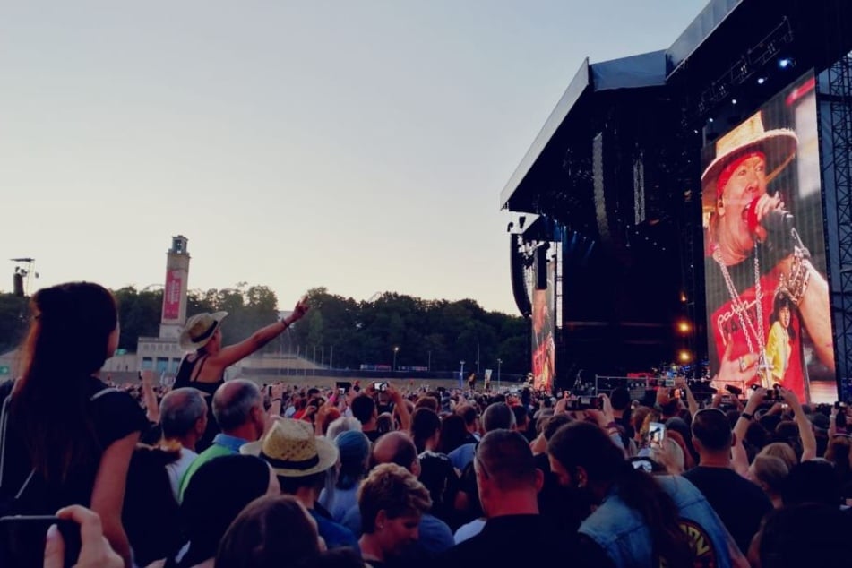 Die Freundin auf die Schultern und abrocken: Tausende Rockfans feierten am Samstag mit Guns N' Roses in Leipzig.