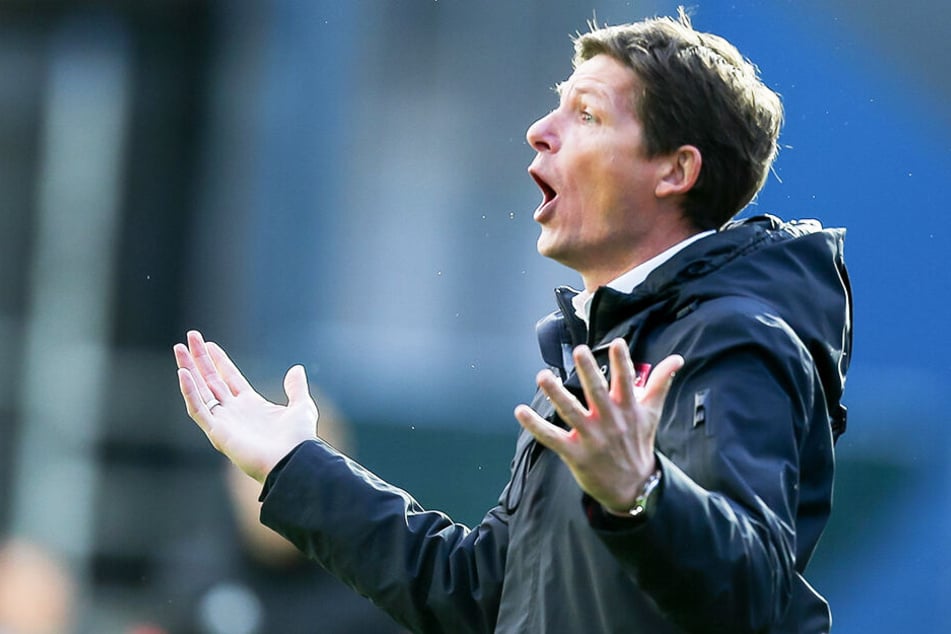 Trainer Oliver Glasner geht an der Seitenlinie emotional mit.