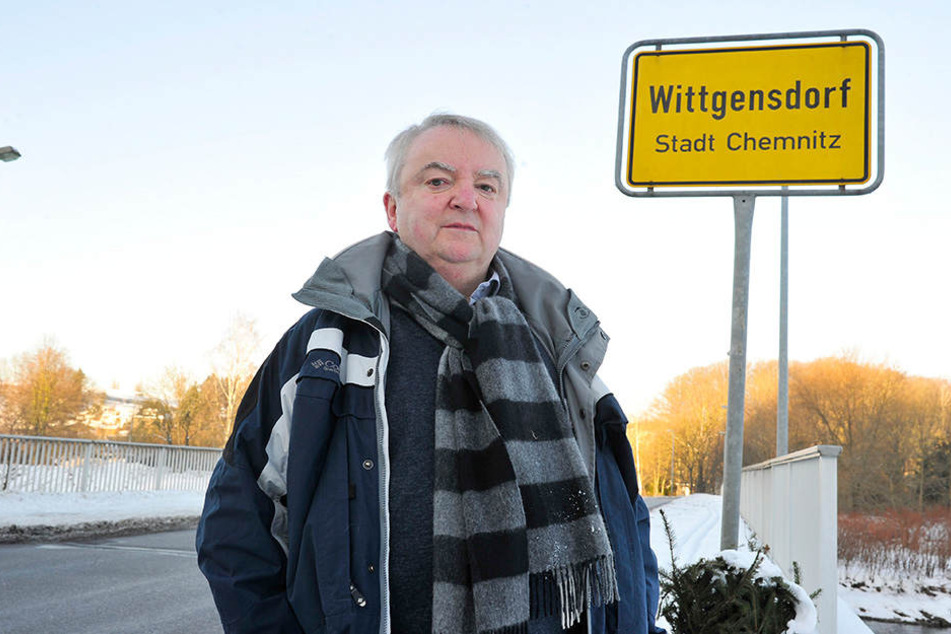 Ullrich Müller (69) am Ortseingang: "Dass auf unserem Schild unter
Wittgensdorf Stadt Chemnitz steht, interessiert keinen."