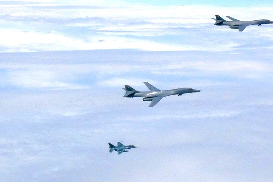 US-Flugzeuge sollen zwei syrische Stützpunkte angegriffen haben.