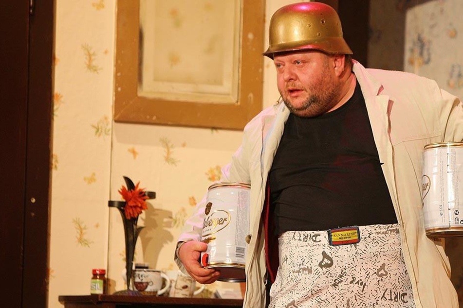 Diesmal tanzt Peter Flache (47) auf seiner eigenen Hochzeit - im Stück geht
„Backe“ auf Urlaubsreise.