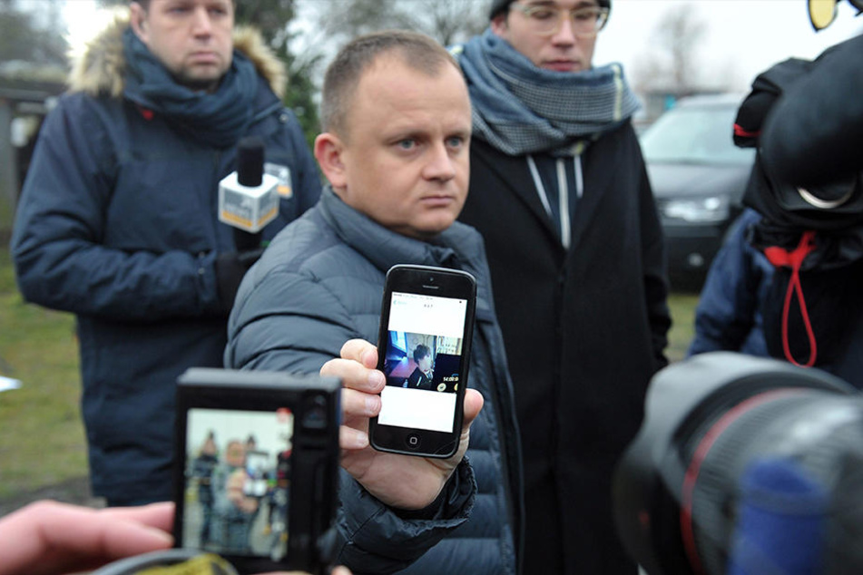 Der polnische Speditionsbesitzer Ariel Zurawski zeigt Journalisten ein Foto seines Cousins auf seinem Handy, das nur wenige Stunden vor dessen Tod aufgenommen wurde.