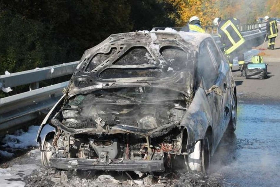 Plötzlich stand der Wagen komplett in Flammen.