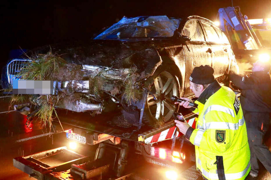 Das Auto überschlug sich auf der Autobahn.