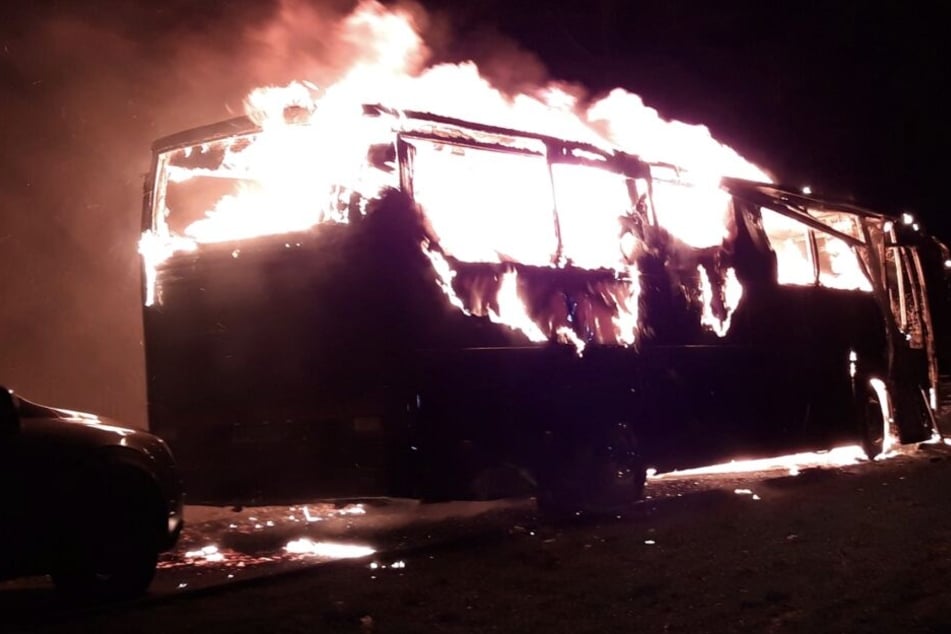 Der Reisebus stand in Vollbrand.