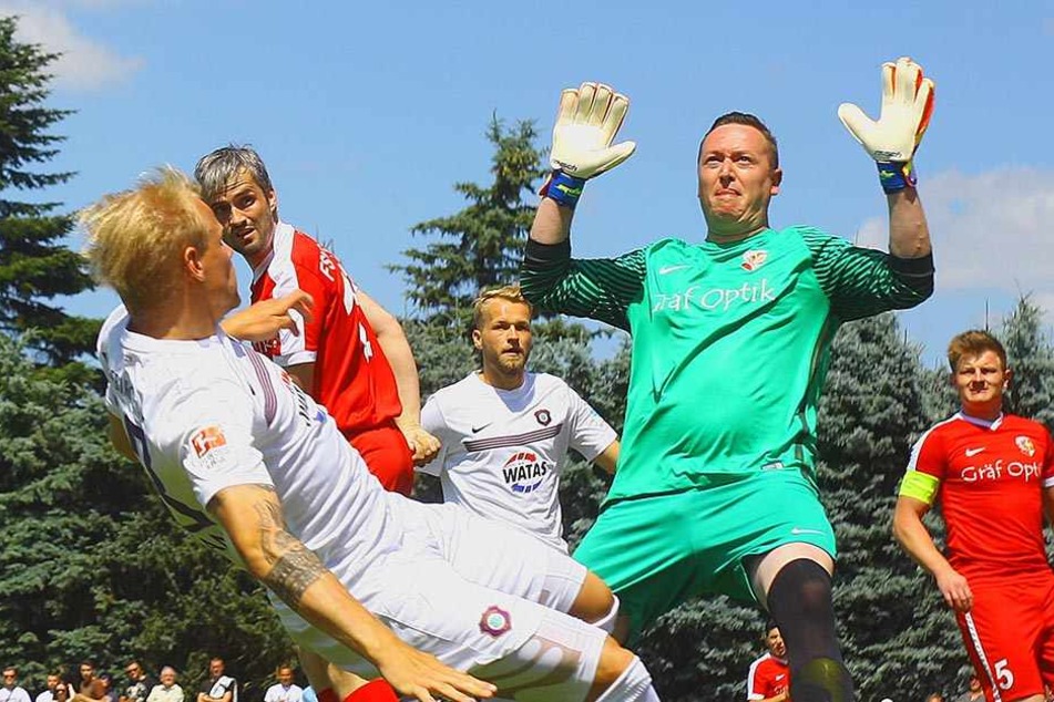 Sören Bertram (l.) taucht vor Treuens Torwart Danny Stiller auf und versucht, den Ball über ihn zu lupfen.
