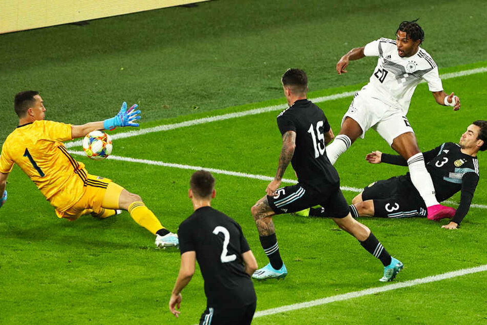 An allen vorbei: Serge Gnabry (Zweiter von rechts) trifft zum 1:0 für Deutschland.