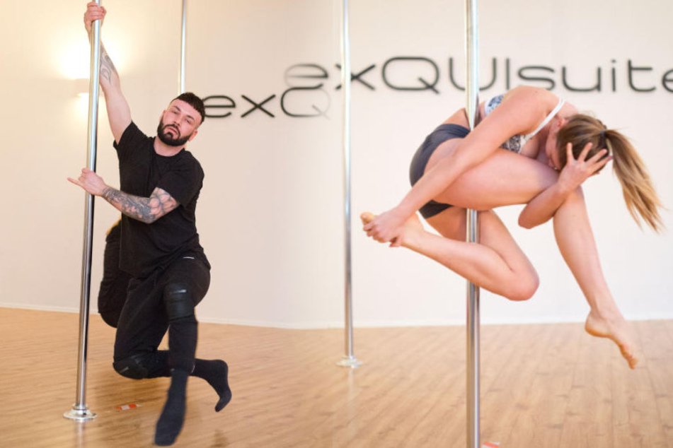 Pole-Trainer Marcin Drozdz und Mascha Tomka in Aktion.