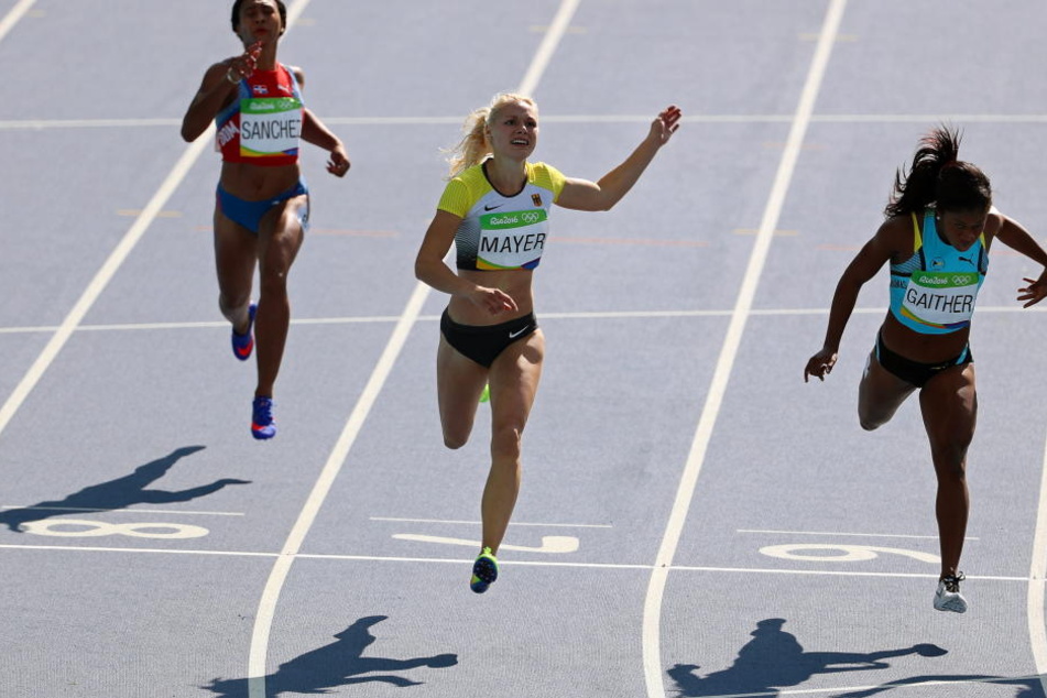 Die DLV-Sprinterin Lisa Mayer (M.) ist am Montag in Rio stark in die Olympischen Spiele gestartet.