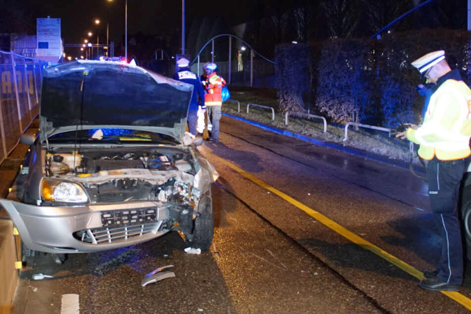 Der Fahrer dieses Ford Fiesta kam mit leichten Verletzungen davon.