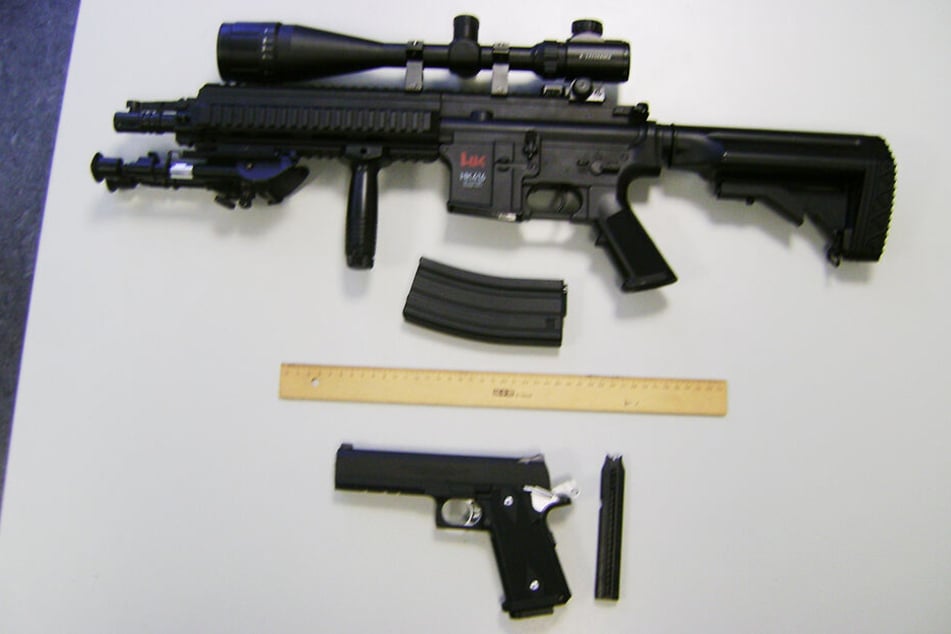 Diese Softairwaffen fanden Polizeibeamte in einer Bochumer Schule.