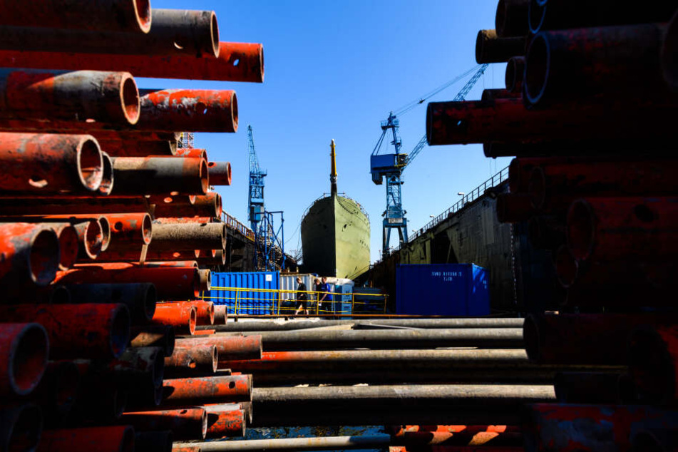 Ein Blick auf das Marine-Segelschulschiff "Gorch Fock", das in einem Dock der Bredo-Werft liegt.