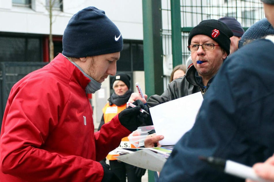 Fans warten im Trainingszentrum am Cottaweg auf Autogramme von Spielmacher Emil Forsberg. Über die "viele Liebe" der Anhänger hatte sich der Schwede während seiner Ausfallzeit sehr gefreut.