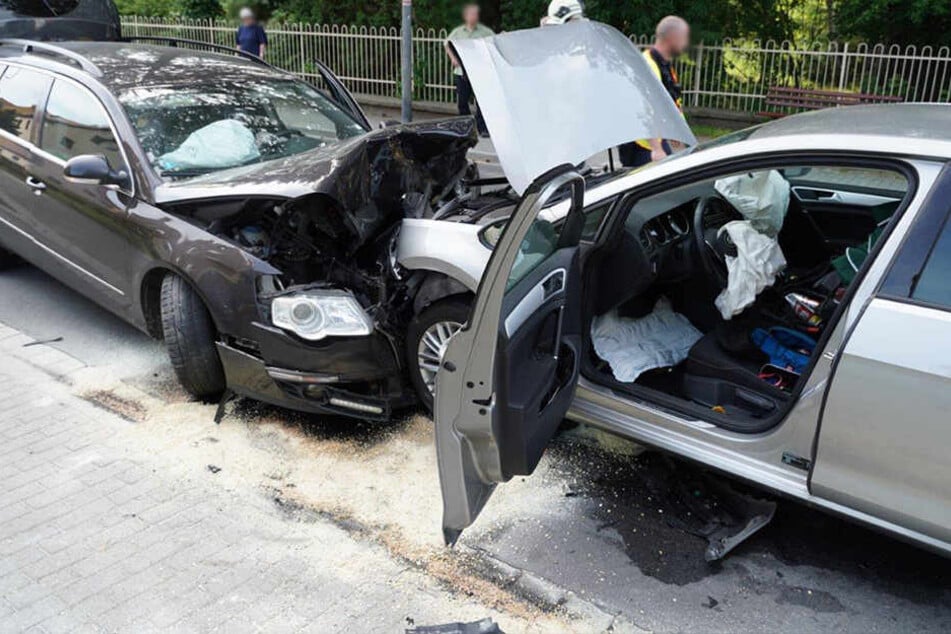 Die beiden VW krachten frontal ineinander.