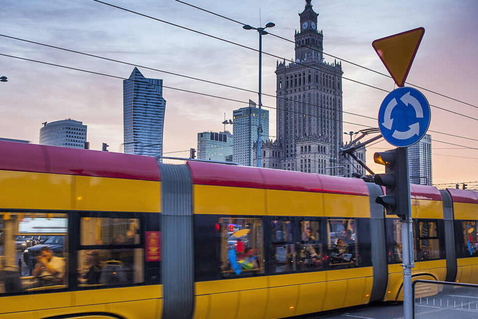 Weil in der überfüllten Bahn in Warschau Deutsch gesprochen wurde, ist ein Professor angegriffen worden.