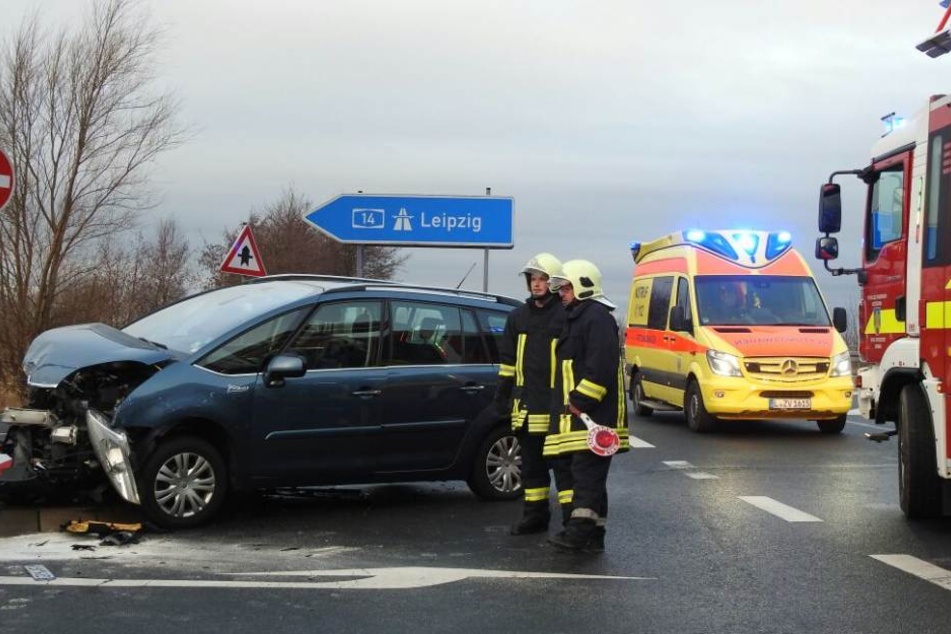 Bei dem Unfall sind zwei Personen verletzt worden.