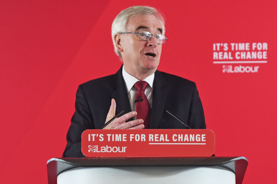 John McDonnell, Schattenkanzler der oppositionellen Labour-Partei, hält eine Rede über die Wirtschaft im Zentrum Londons.