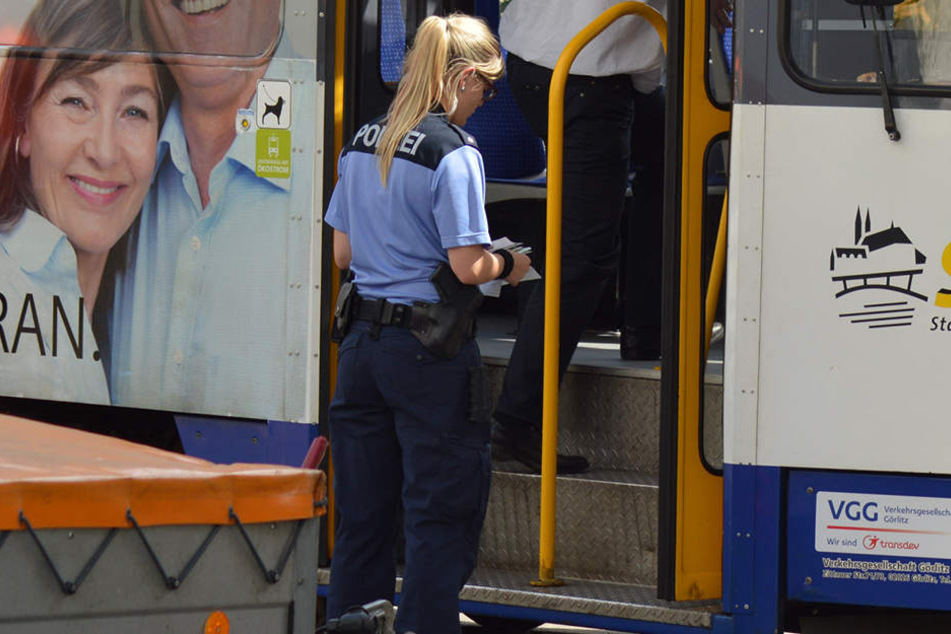 Als eine Straßenbahn abrupt bremste, verletzte sich eine 13-Jährige schwer.