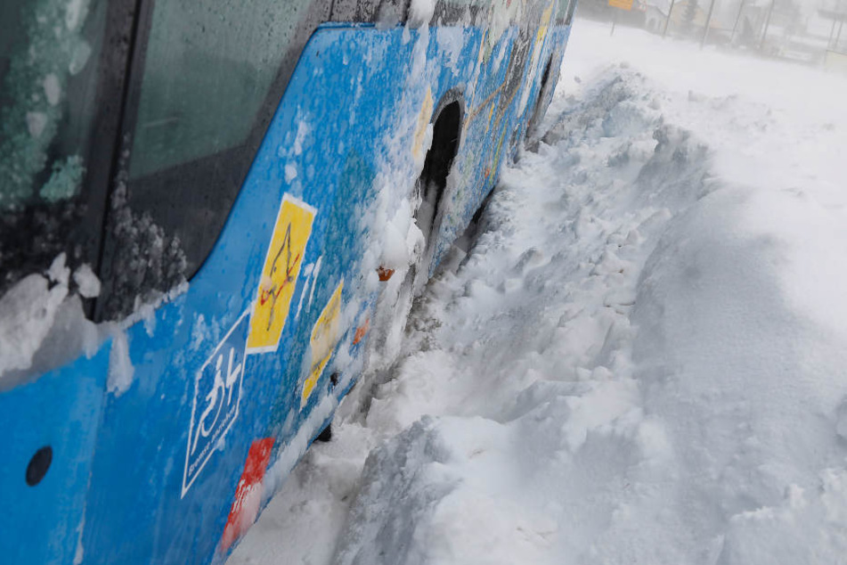 Die Reifen haben sich im Schnee komplett festgefahren.