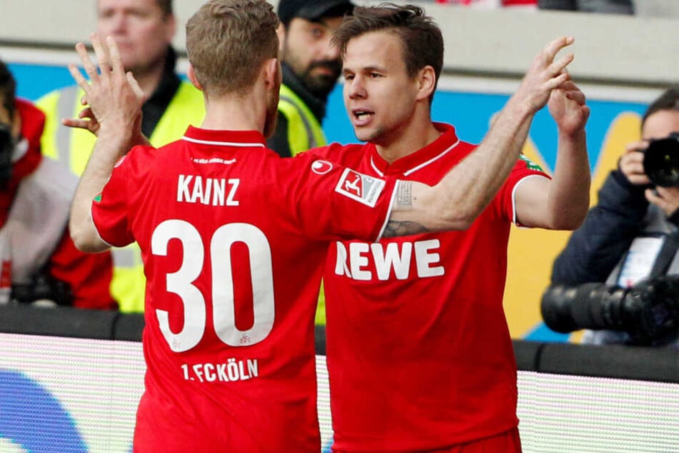 Florian Kainz bejubelt den Treffer seines Landsmannes Louis Schaub beim 4:4 in Duisburg