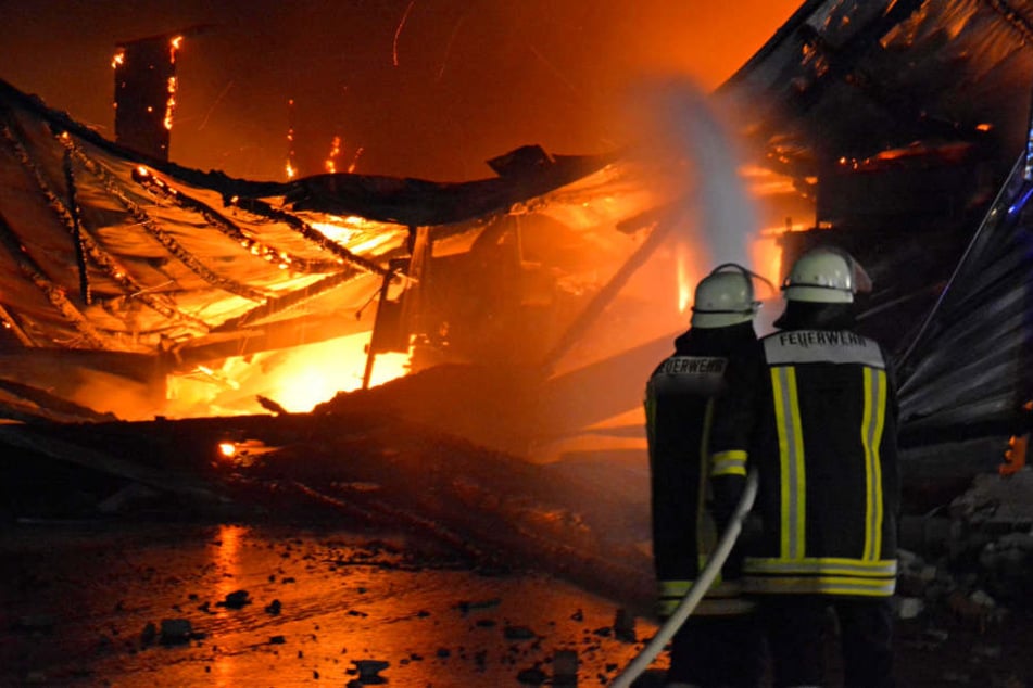 Die Feurwehr konnte verhindern, dass sich das Feuer von der Halle ausbreitet. (Symbolbild)