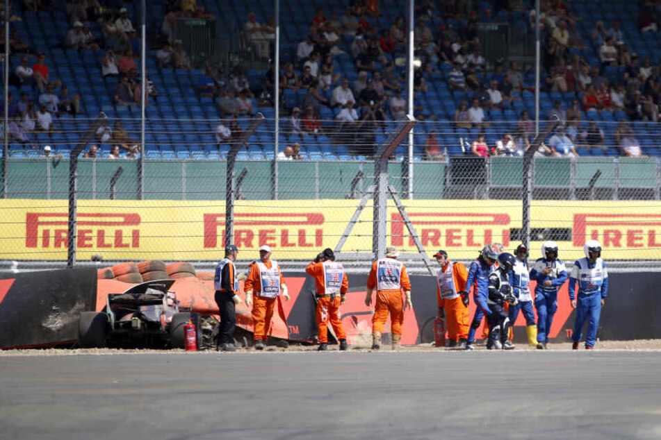 Ungebremst schleuderte Brendon Hartley über das Kiesbett in einen Reifenstapel am Streckenrand. Er kletterte wenige Minuten nach dem Einschlag aus dem Wagen und winkte den Zuschauern zu.