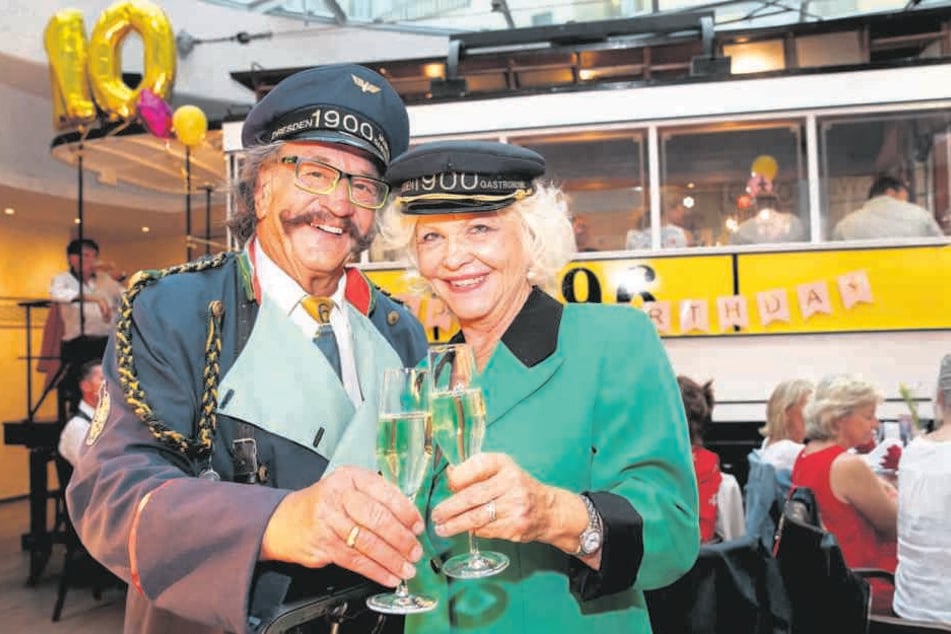 Treten beide regelmäßig im Erlebnis-Lokal "Dresden 1900" auf dem Neumarkt auf: Karl-Heinz Bellmann (71) und Dorit Gäbler (75).