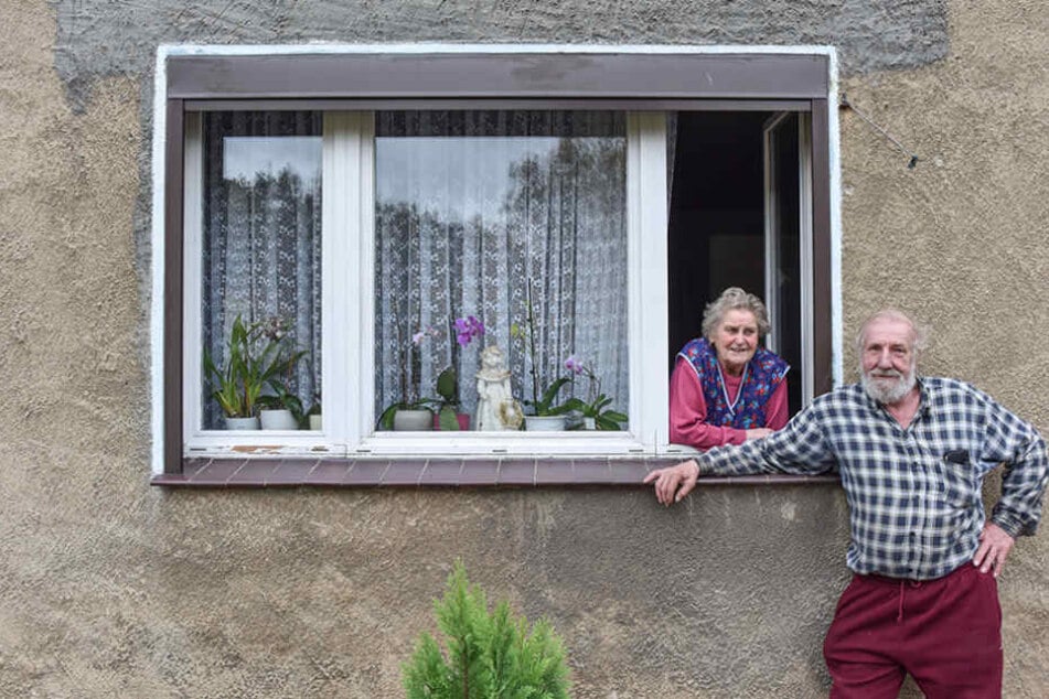 Erika Kühne (79) und Paul Urbanek (71) sind an einem Mehrfamilienhaus in dem kleinen Dorf Alwinenahe Domsdorf (Brandenburg) zu sehen.