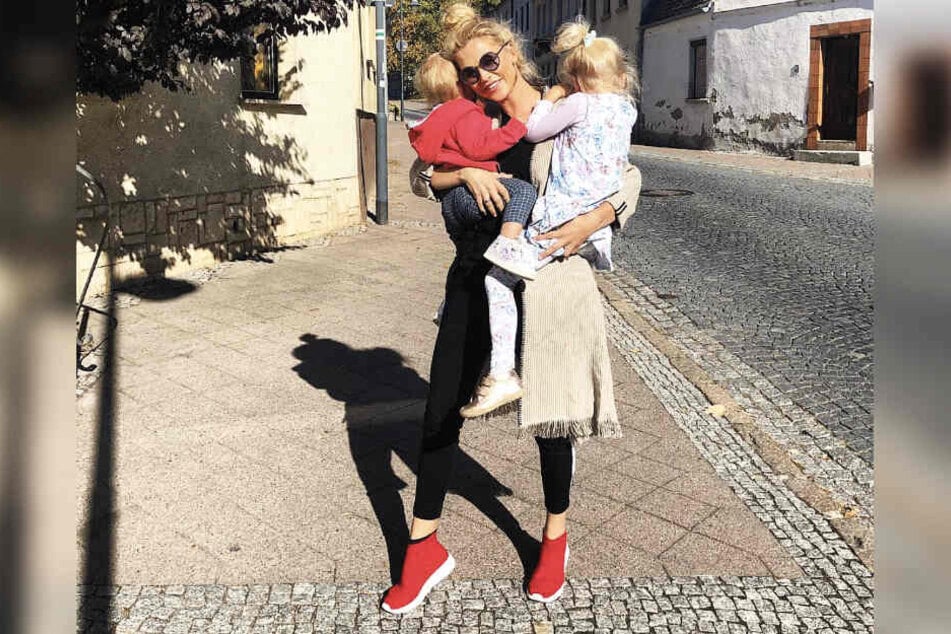 Geht voll in ihrer Mutterrolle auf: Sara Kulka mit ihren Töchtern Anabell (l.) und Mathilda.