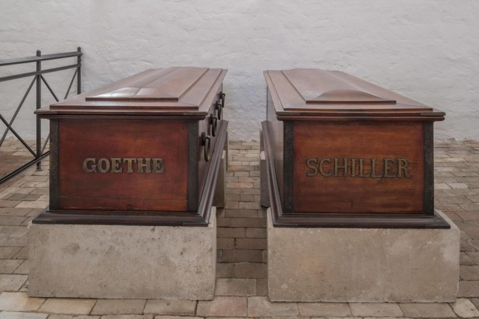 Särge von Goethe und Schiller in der Fürstengruft auf dem Historischen Friedhof in Weimar.