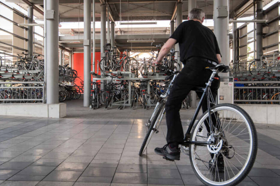 Während der Mann sich auf dem Heimweg mit dem Fahrrad befand, griff sein Kollege von hinten an. (Symbolbild)
