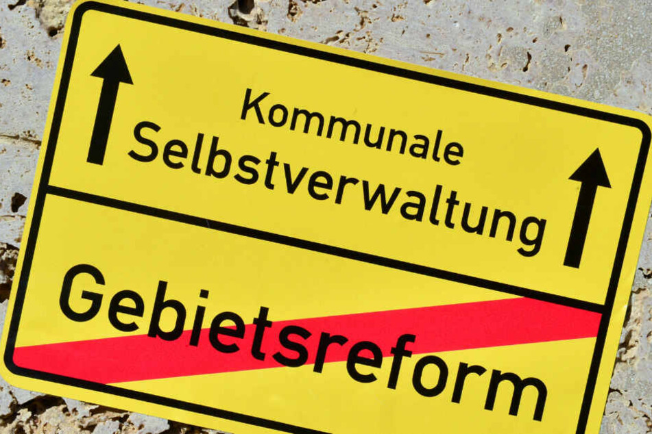 Folgt nun auch in Thüringen das Aus der geplanten Kreisgebietsreform? Zumindest wird im Landtag darüber heftig debattiert.