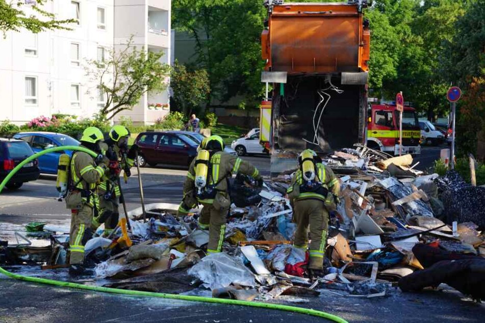 Die Feuerwehr konnte den auf die Straße gekippten Müll schnell löschen.