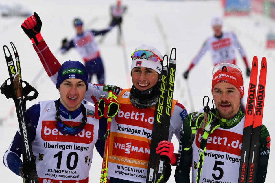 Jarl Magnus Riiber (M.) aus Norwegen gewinnt vor Ilkka Herola (li.) aus Finnland und Fabian Rießle aus Deutschland.