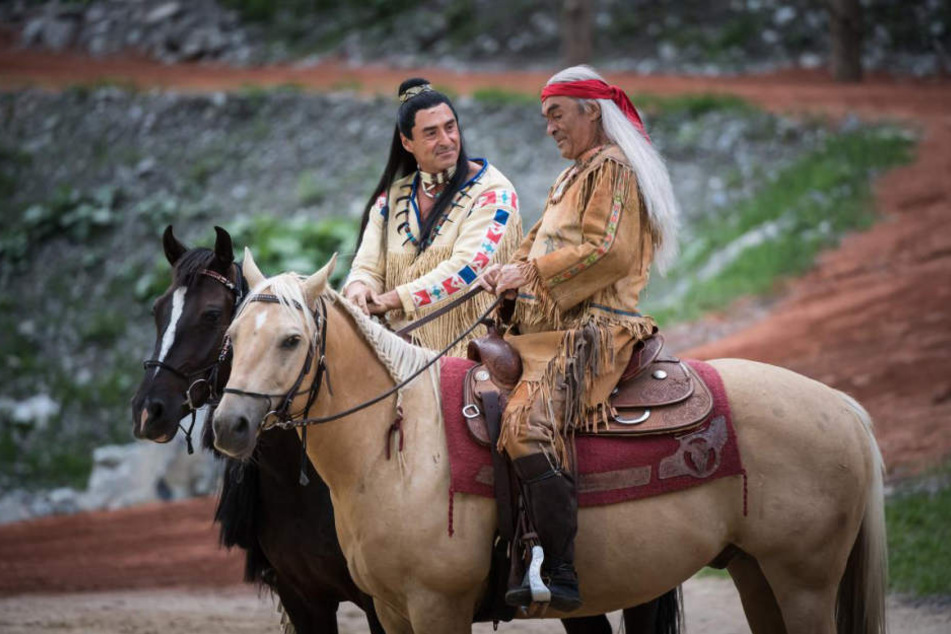 Tom Volkers (li.) als Winnetou und Giso Weißbach, der auch Regie führt.