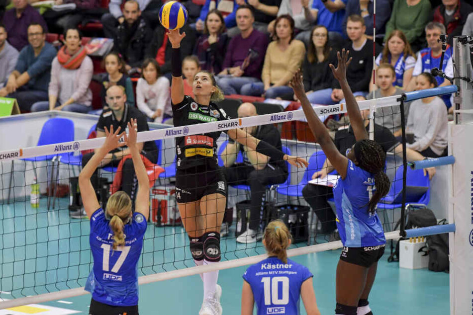 Nikola Radosova (am Ball) sorgte vor allem im zweiten Satz für viele Angriffspunkte, am Ende reichte es aber wieder nicht zum DSC-Sieg gegen einen der Favoriten der Liga.