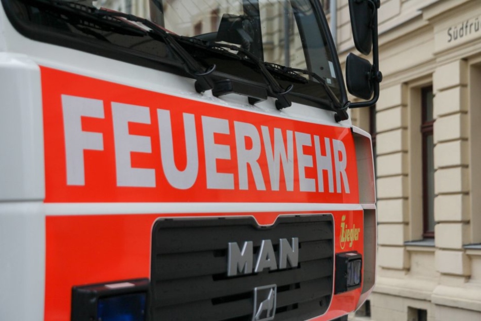 Die Feuerwehr musste anrücken, nachdem ein Rentner die Fassade seines Hauses in Brand setzte.