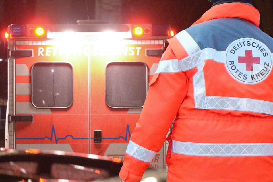 Neben Polizei und Feuerwehr waren vier Rettungswagen und ein Notarzt im Einsatz (Symbolbild).