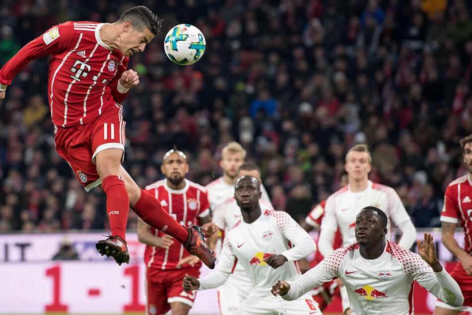 James Rodriguez von München köpft nach einer Ecke auf das Tor von Leipzig.