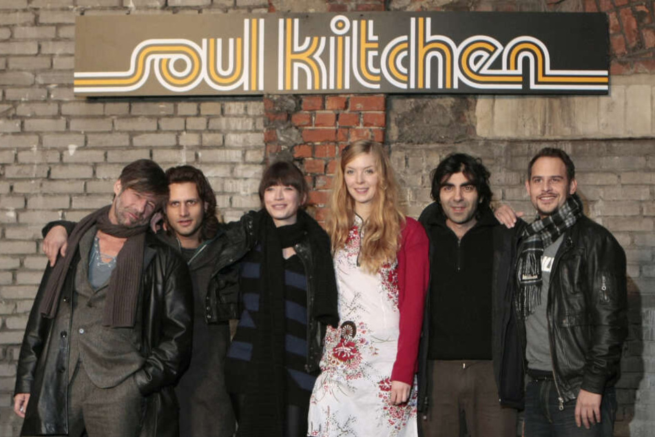 vlnr.: Birol Ünel, Adam Bousdoukos, Anna Bederke, Pheline Roggan, Regisseur Fatih Akin und Moritz Bleibtreu während den Dreharbeiten zum Film "Soul Kitchen" im Jahr 2008. Akin hat sich wiederholt für den Erhalt der Location stark gemacht.