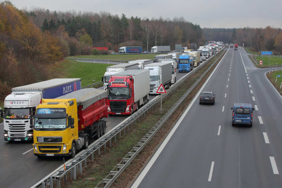 Immer wieder Staus und missachtete Überholverbote: Auf der A 4 bei Pulsnitz herrscht oft Chaos.