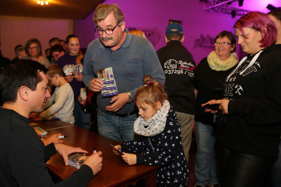 Daniel Meyer musste beim Fanstammtisch in Oelsnitz im Erzgebirge eine Menge Autogramme schreiben.