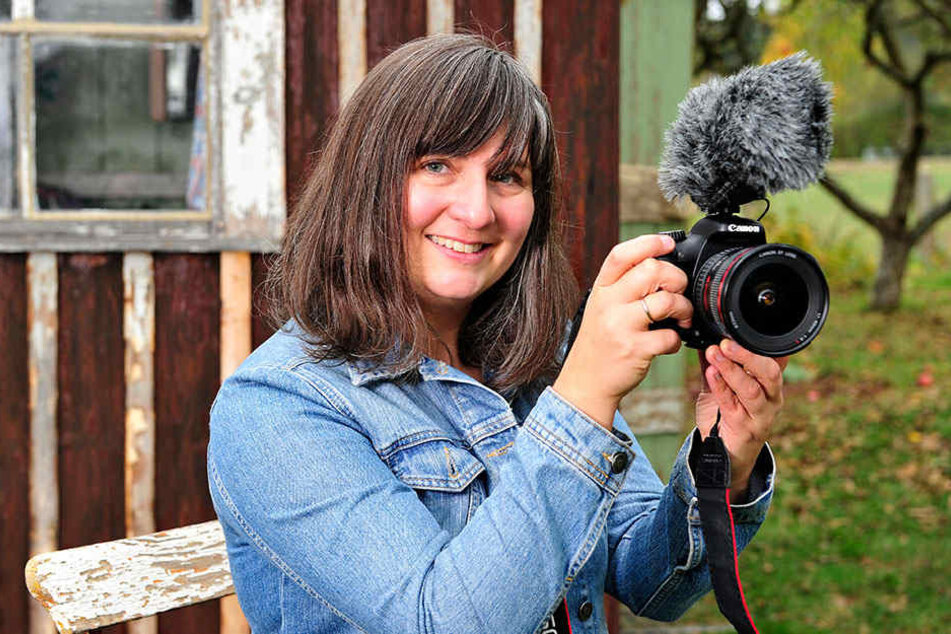 Mit ihrem Dederon-Film erinnert Künstlerin Ramona Markstein (38) aus Hartenstein an die Kult-Schürze.