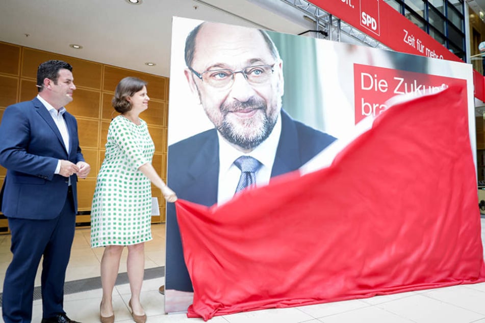 Der SPD-Generalsekretär, Hubertus Heil, und die SPD-Geschäftsführerin Juliane Seifert präsentieren die erste Welle der Plakatkampagne der SPD für die Bundestagswahl.