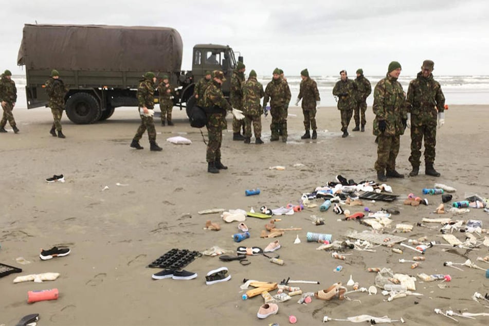 Die niederländische Armee räumt an den Stränden von Schiermonnikoog auf, nachdem ein Frachter einen Teil seiner Container-Ladung vor zwei Tagen verloren hat.