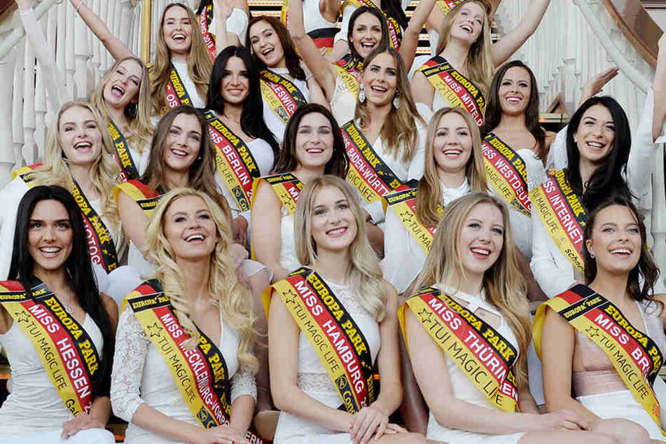 Harte Konkurrenz: Gleich zwei Hallenserinnen kämpfen mit um den Titel. Zum einen Miss Photogenic Charlotte Grenzner (21, 2. Reihe 1. von li.), zum anderen Miss Sachsen-Anhalt Lucie Bringmann (18, daneben).
