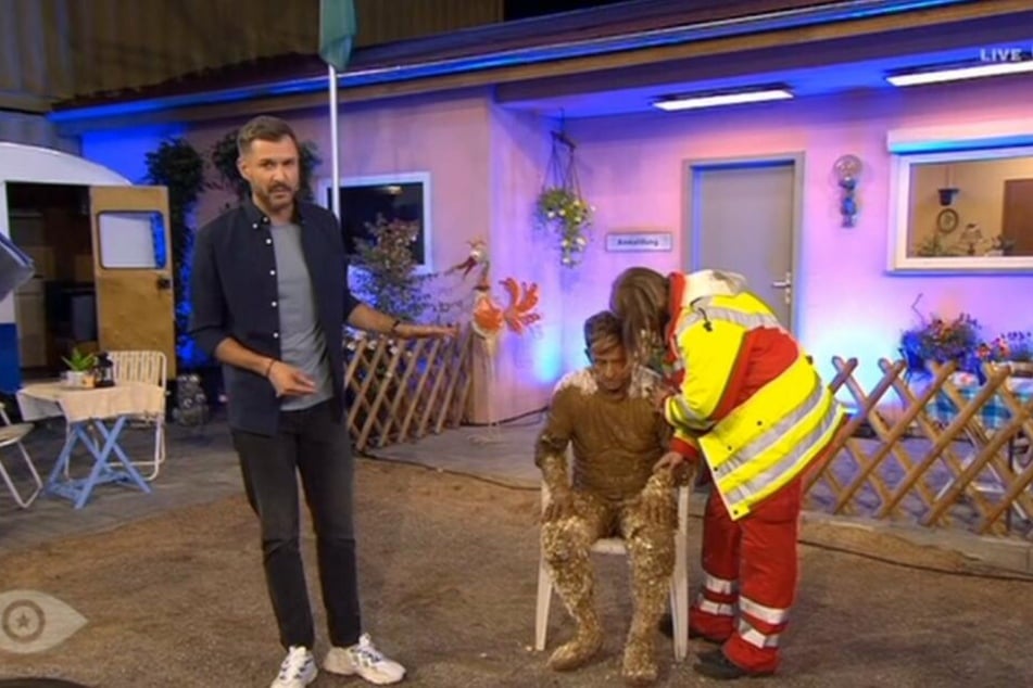 Jochen Schropp moderierte neben dem mit Schlamm getränkten und sichtlich beeinträchtigten Almklausi weiter. Der "Mama Laudaaa"-Sänger wurde danach in eine Klinik gebracht.